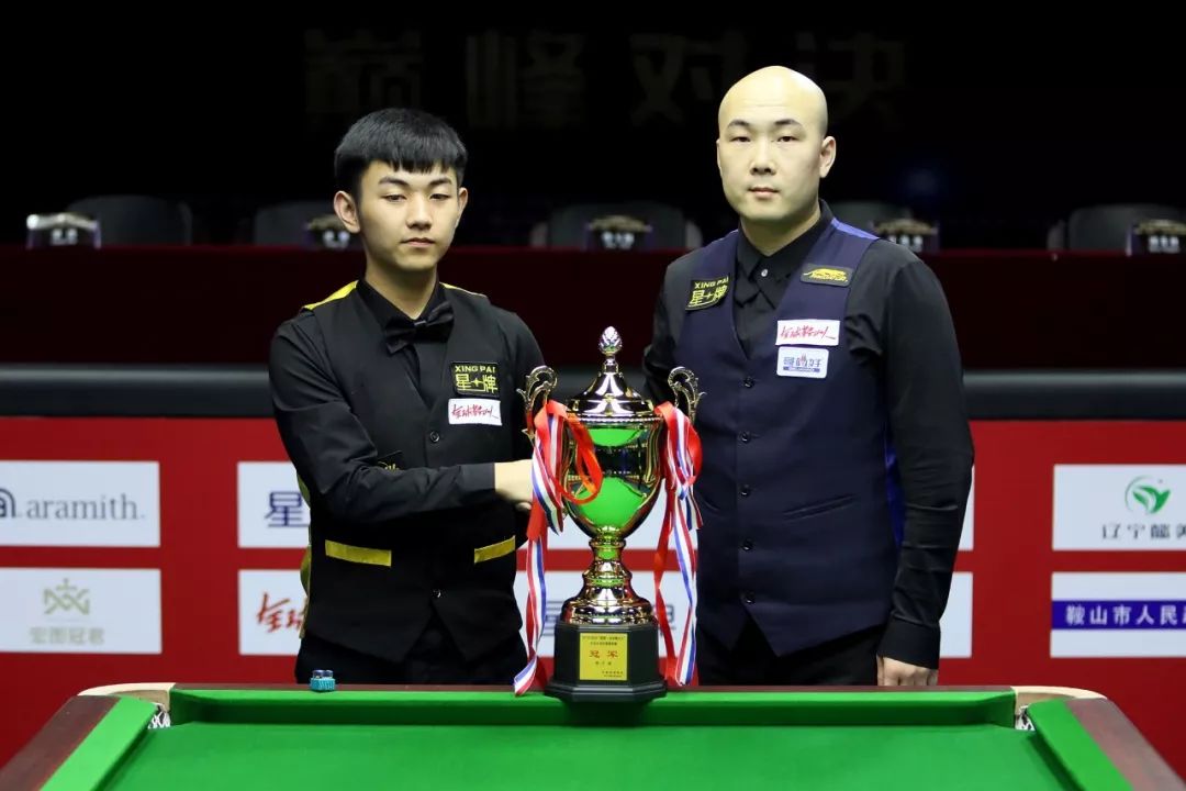 向场地中央 向场地中央